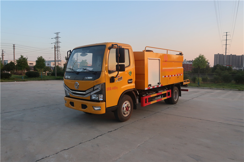 多利卡路面清洗吸污養(yǎng)護車|CLT5040TYHEQ6型路面養(yǎng)護車